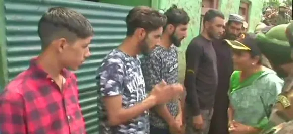 शहीद औरंगजेब के परिजनों से मिलीं रक्षा मंत्री, कहा- पूरे देश के लिए प्रेरणा