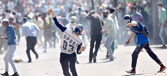 तो क्या यूपी के युवाओं पर घाटी में पथराव करने के लिए बनाया गया दबाव, जांच जारी...