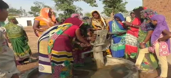 बुंदेलखंड की हैंडपंप वाली चाचियां, दूर दराज़ इलाकों में ट्यूबवेल ठीक कर बन गई हैं मिसाल
