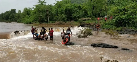 भारी बारिश के चलते मुंबई-गोवा हाइवे से फिसल नदी में गिरी कार, चार लोग लापता, राहत-बचाव कार्य जारी