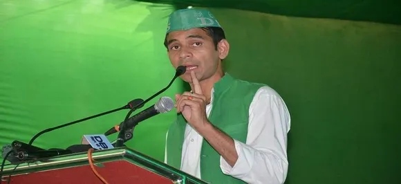 बिहार: लालू के बड़े बेटे तेजप्रताप ने पहले दी राजनीति छोड़ने की धमकी, फिर कहा बीजेपी ने हैक किया फेसबुक अकाउंट