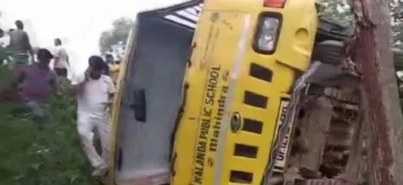 यूपी के मुज्जफरनगर में स्कूली बस पलटी, 6 बच्चे घायल