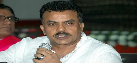महाराष्ट्र सीएम देवेंद्र फड़णवीस पर 1767 करोड़ रुपये के भूमि घोटाले का आरोप