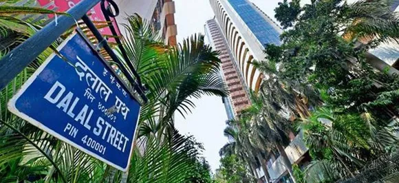 रुपये में ऐतिहासिक गिरावट के बावजूद तेजी से खुले शेयर बाजार, सेंसेक्स में 76 अंकों की बढ़त