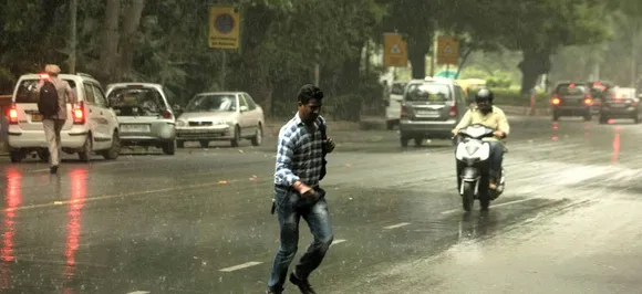दिल्ली-NCR में मौसम ने ली करवट, झमाझम बारिश से लुढ़का तापमान