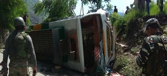 अमरनाथ तीर्थयात्रियों को ले जारी बस कंगन में पलटी, दो घायल