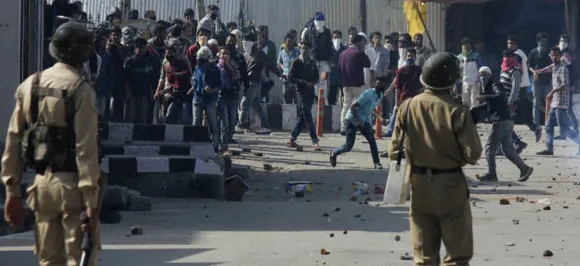 J&K: कुलगाम में सुरक्षाबलों साथ हुई झड़प में एक लड़की समेत तीन लोगो की मौत