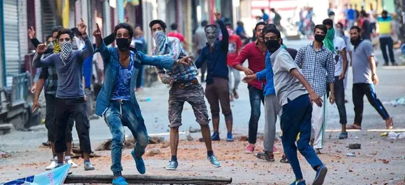जम्मू-कश्मीर: पत्थरबाजों के बीच से आतंकियों ने सैनिकों पर गोलीबारी की थी- सेना