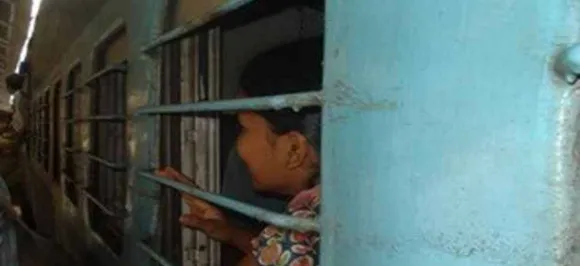 ट्रेन में सफर कर रहे एक यात्री के ट्वीट ने बचाई 26 लड़कियों की जिंदगी