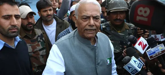 मॉब लिंचिंग के आरोपियों को माला पहनाने पर यशवंत सिन्हा भड़के, कहा- अब मैं नालायक बेटे का लायक बाप हूं