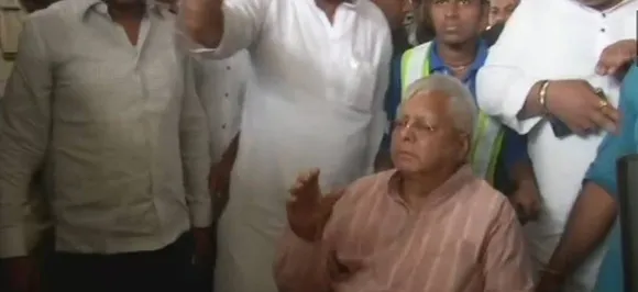मुंबई से इलाज करवा कर पटना लौटे लालू यादव, पार्टी कार्यकर्ताओं ने किया स्वागत