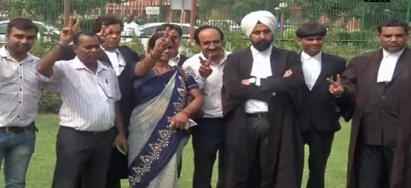 निर्भया गैंगरेप: सुप्रीम कोर्ट के फैसले को लोगों ने सराहा, मां ने कहा- हमारा भरोसा फिर से जगा