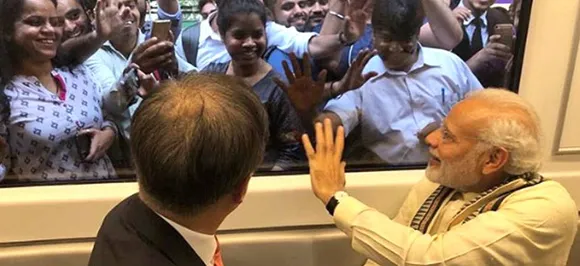 दिल्ली: PM को मेट्रो में देख चिल्लाने लगे लोग, मोदी ने ऐसे दिया जवाब