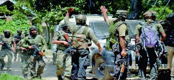 जम्मू-कश्मीर: मुठभेड़ के दौरान हुए प्रदर्शन में नागरिक की मौत, 21 घायल, दो आतंकी ढेर