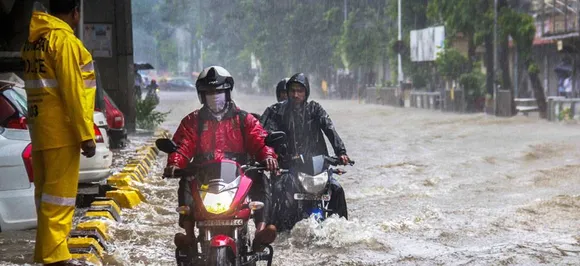 भारी बारिश से मुंबई जलमग्न, लोकल से लेकर रास्ते तक पानी में डूबे