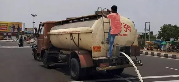 महाराष्ट्र: दूध पर पांच रुपये प्रति लीटर सब्सिडी देने की मांग को लेकर किसानों का प्रदर्शन