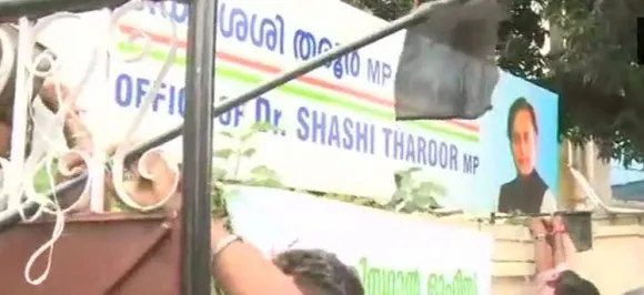 शशि थरूर के दफ़्तर पर बीजेपी कार्यकर्ताओं का हमला, कांग्रेस सांसद बोले- बयान पर अब भी कायम