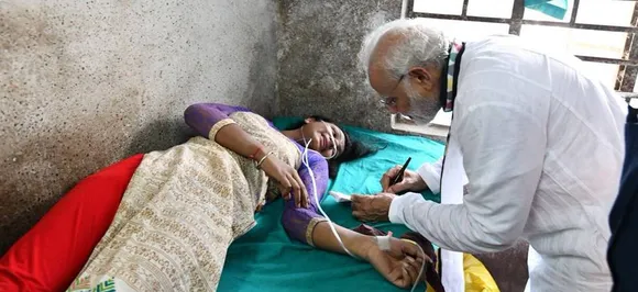 मिदनापुर में रैली के दौरान पंडाल गिरने से घायल लोगों से मिलने पहुंचे पीएम मोदी, युवती से कहा - 'बेटा अगर हिम्मत है तो तुरंत ठीक हो जाओगी'