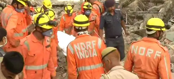 ग्रेटर नोएडा: इमारत ढहने से 9 लोगों की मौत, बचाव अभियान जारी