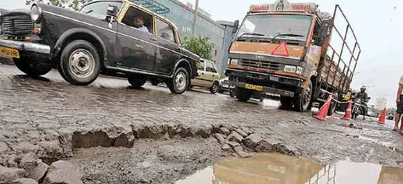 दिल्ली की सड़कों पर गढ्ढों की वजह से हो रही मौतों पर SC ने जताई चिंता