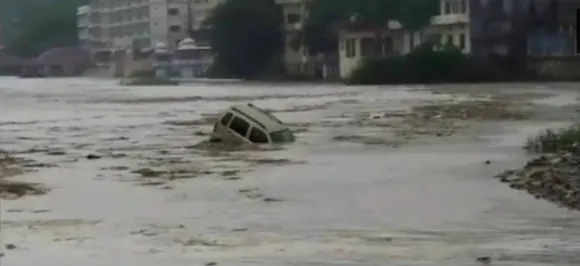 VIDEO: उत्तराखंड में भारी बारिश का अलर्ट तो ओडिशा में जलभराव में फंसी ट्रेन