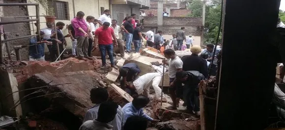 ग्रेटर नोएडा के बाद अब पुणे में गिरी बिल्डिंग,  8 लोगों को बचाया गया, मासूम की तलाश जारी
