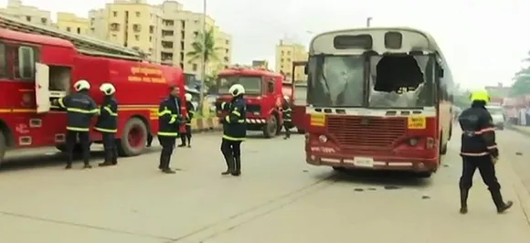 मुंबई: प्रर्दशनकारियों ने जबरन बंद करवाई दुकानें, दो समूहों के बीच हिंसक झड़प, बसों में लगाई आग