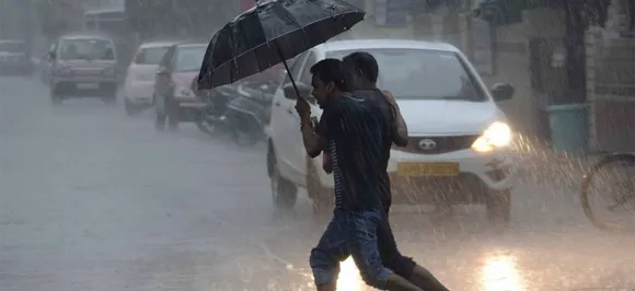 दिल्ली-NCR में झमाझम बारिश से लुढ़का तापमान, उत्तराखंड समेत उत्तर भारत में अलर्ट जारी