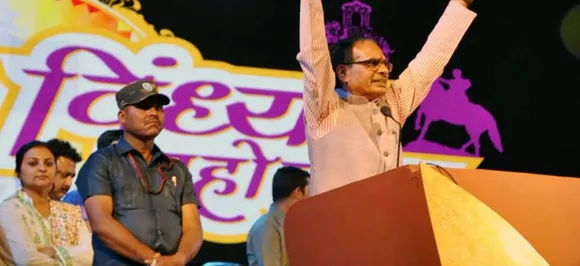 मध्यप्रदेश: मंच से उतरते हुए फिसले CM शिवराज सिंह चौहान, भीड़ ने उछालीं कुर्सियां