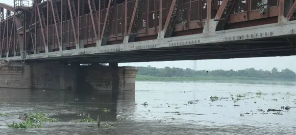 खतरे के निशान से ऊपर बह रही यमुना, दिल्ली में गहराया बाढ़ का खतरा