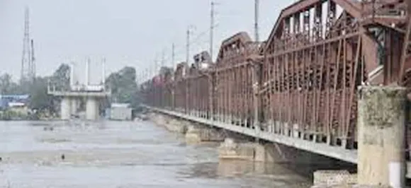 दिल्ली पर मंडरा रहा बाढ़ का खतरा, 27 ट्रेनें रद्द, 7 के रूट में बदलाव