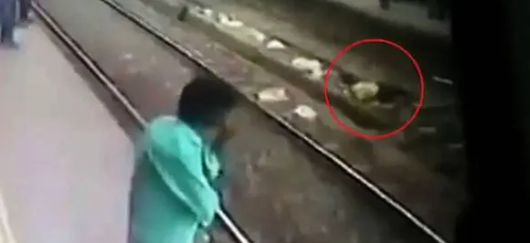 मुंबई: पारिवारिक कलह से परेशान एक व्यक्ति ट्रैक पर लेटा, RPF जवान ने ऐसे बचाई जान, वीडियो में कैद पूरी घटना