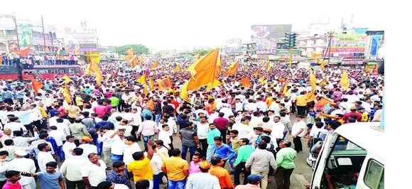 मराठा समुदाय को आरक्षण देने की मांग को लेकर आंदोलकारियों ने पुणे-सोलापुर राज्य मार्ग किया बंद