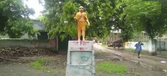 अंबेडकर के बाद यूपी में गांधी जी भी हुए 'भगवा', प्रतिमा का रंग बदलने पर शाहजहांपुर में गांव वालों ने जतायी नाराजगी