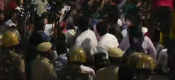 करुणानिधि की समाधि पर सियासत तेज, मद्रास हाई कोर्ट में सुनवाई जारी