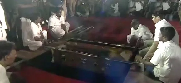 करुणानिधि का मरीना बीच पर राजकीय सम्मान के साथ अंतिम संस्कार