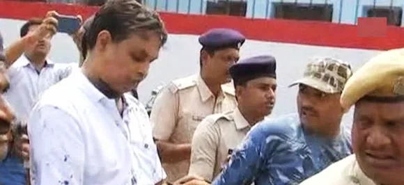 मुजफ्फरपुर बालिका गृह रेप कांड: मुख्य आरोपी ब्रजेश ठाकुर के मुंह पर महिला ने फेंकी स्याही