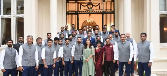 BCCI ने पोस्ट की अनुष्का शर्मा के साथ टीम इंडिया की फोटो, फैंस और ट्रोलर्स में छिड़ी जंग