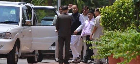 राज्यसभा पहुंचे अरुण जेटली ने नहीं मिलाया पीएम नरेंद्र मोदी से हाथ, आखिर क्यों? यहां पढ़ें