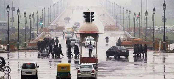 दिल्ली-एनसीआर में धूप के बाद बारिश, ट्रैफिक हुआ जाम