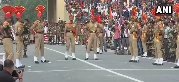 वाघा बॉर्डर पर जश्न-ए-आज़ादी, बीटिंग रिट्रीट परेड में भारत ने दिखाया दम