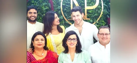 प्रियंका-निक की रोका सेरेमनी में दोस्तों ने यूं मचाया धमाल, देखें Inside Pics