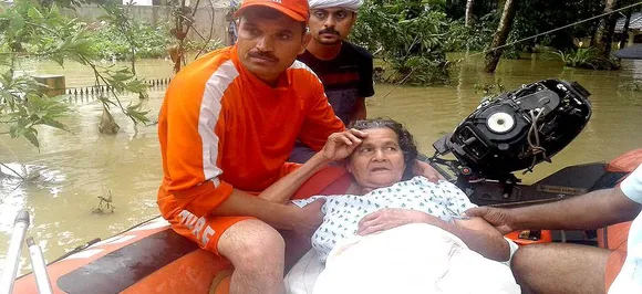 केरल में बाढ़ से भारी त्रासदी, मरने वालों का आंकड़ा बढ़कर 357, अपनों को ढूंढ रहे लोग