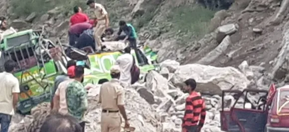 जम्मू-कश्मीर में भूस्खलन की चपेट में आने से चार लोगों की मौत, तस्वीरें देख कर खड़े हो जाएंगे आपके रोंगटे