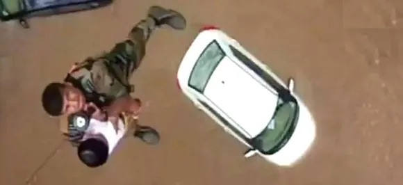 केरल बाढ़: एयर फोर्स के कमांडर ने 2 साल के बच्चे को किया एयरलिफ्ट, देखें वायरल VIDEO