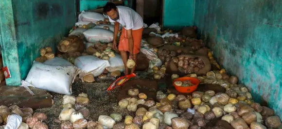 केरल बाढ़ में सब कुछ गंवाने के बाद लोगों में बढ़ रही है हताशा, एक व्यक्ति ने की आत्महत्या