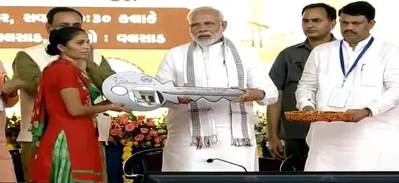 गुजरात में पीएम मोदी ने आवास योजनाओं के लाभार्थियों को सौंपी घर की चाबी
