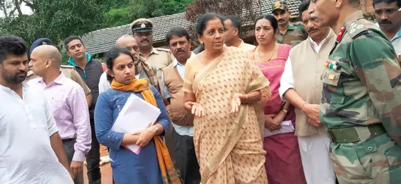 निर्मला सीतारमण ने बाढ़ प्रभावित कर्नाटक का दौरा किया, बाढ़ग्रस्त राज्य को अपने फंड से दी एक करोड़ की मदद