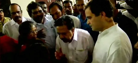 दो दिवसीय दौरे पर राहुल गांधी पहुंचे केरल, यहां बाढ़ पीड़ितों से मुलाकात कर जाना दर्द