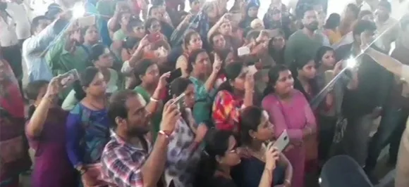 मुंबई में 12 साल की छात्रा से कथित रूप से छेड़छाड़, अभिवावकों का प्रदर्शन, मामला दर्ज